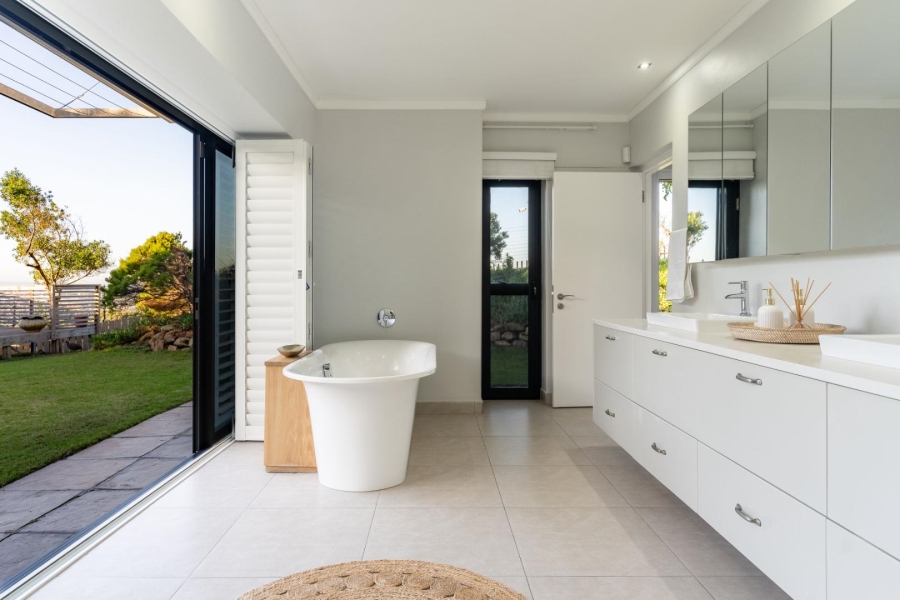 4 Bedroom Property for Sale in Stonehurst Mountain Estate Western Cape